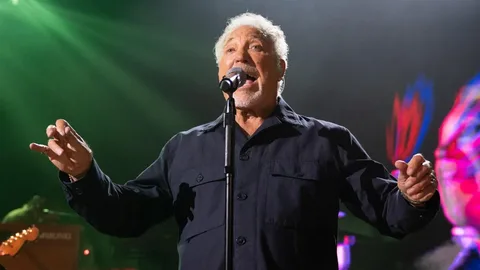 Sir Tom Jones Urgent Warning: Scammers & Impersonators Alert
